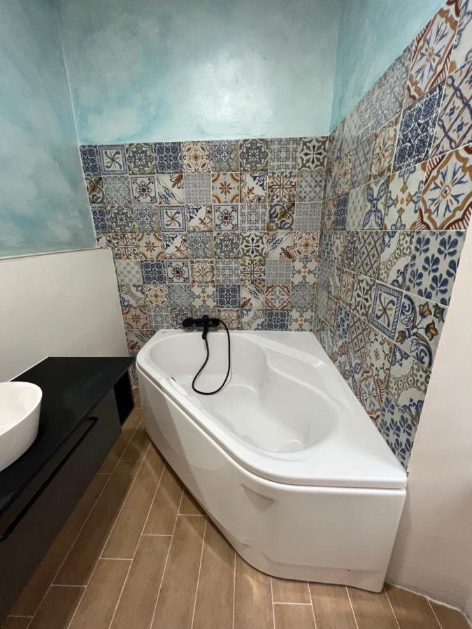 Alla Scalinata Del Teatro Rossetti Confort Suites Parcheggio Триест Экстерьер фото