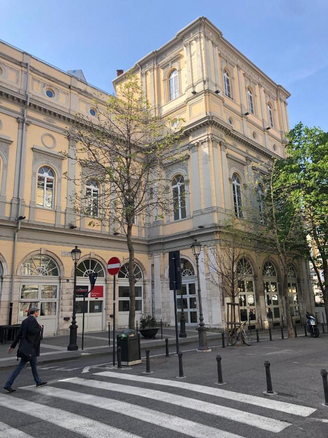 Alla Scalinata Del Teatro Rossetti Confort Suites Parcheggio Триест Экстерьер фото